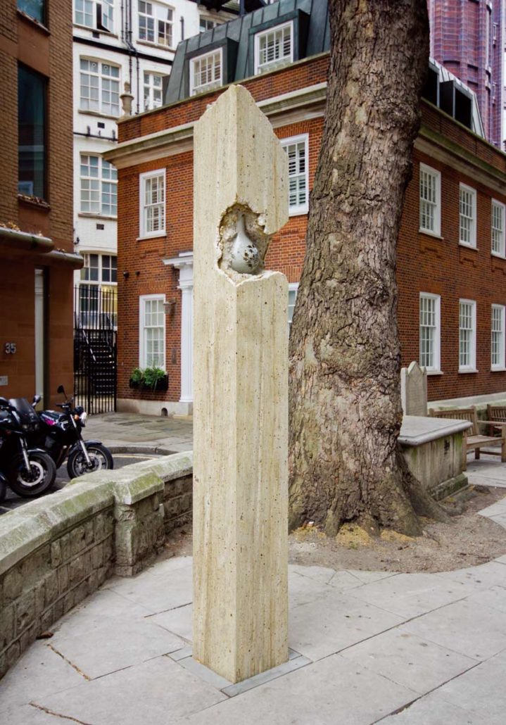 〈Sculpture in the City2〉2015년 런던시 지원으로 열린 공공미술프로젝트 출품작. 런던 St. Helen’s Bishopsgate Churchyard에 설치된 전경