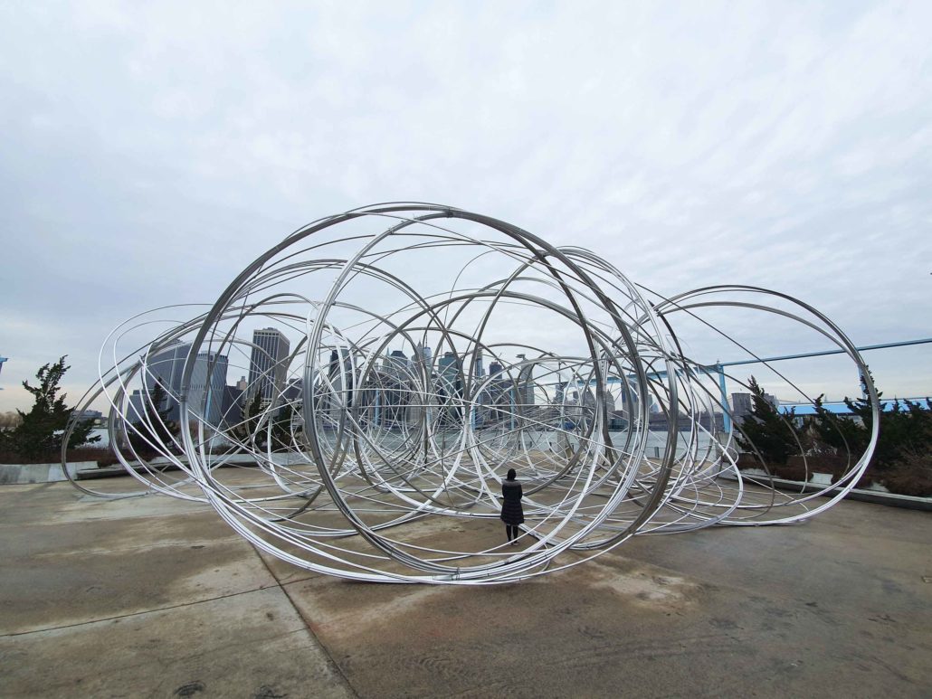 Antony Gormley 〈NEW YORK CLEARING〉 너비 25.4mm, 총 길이 18km의 알루미늄선과 철 이음소켓 2020 사진: 이대형
