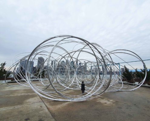 Antony Gormley 〈NEW YORK CLEARING〉 너비 25.4mm, 총 길이 18km의 알루미늄선과 철 이음소켓 2020 사진: 이대형